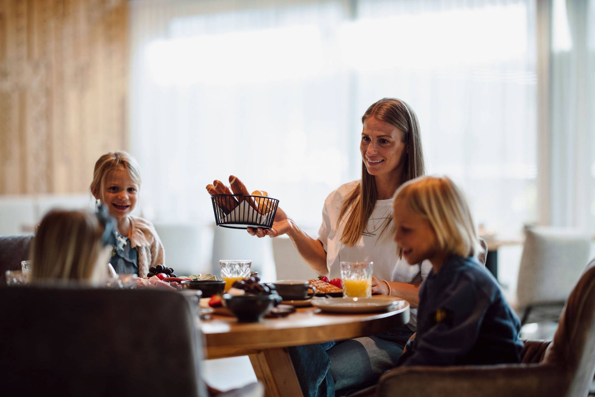 Draufsicht Familie am runden gedeckten Frühstückstisch