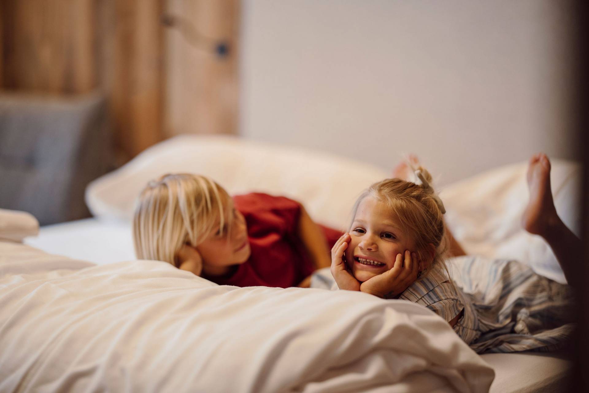 Familie genießt die Aussicht auf die Berge in Flachau