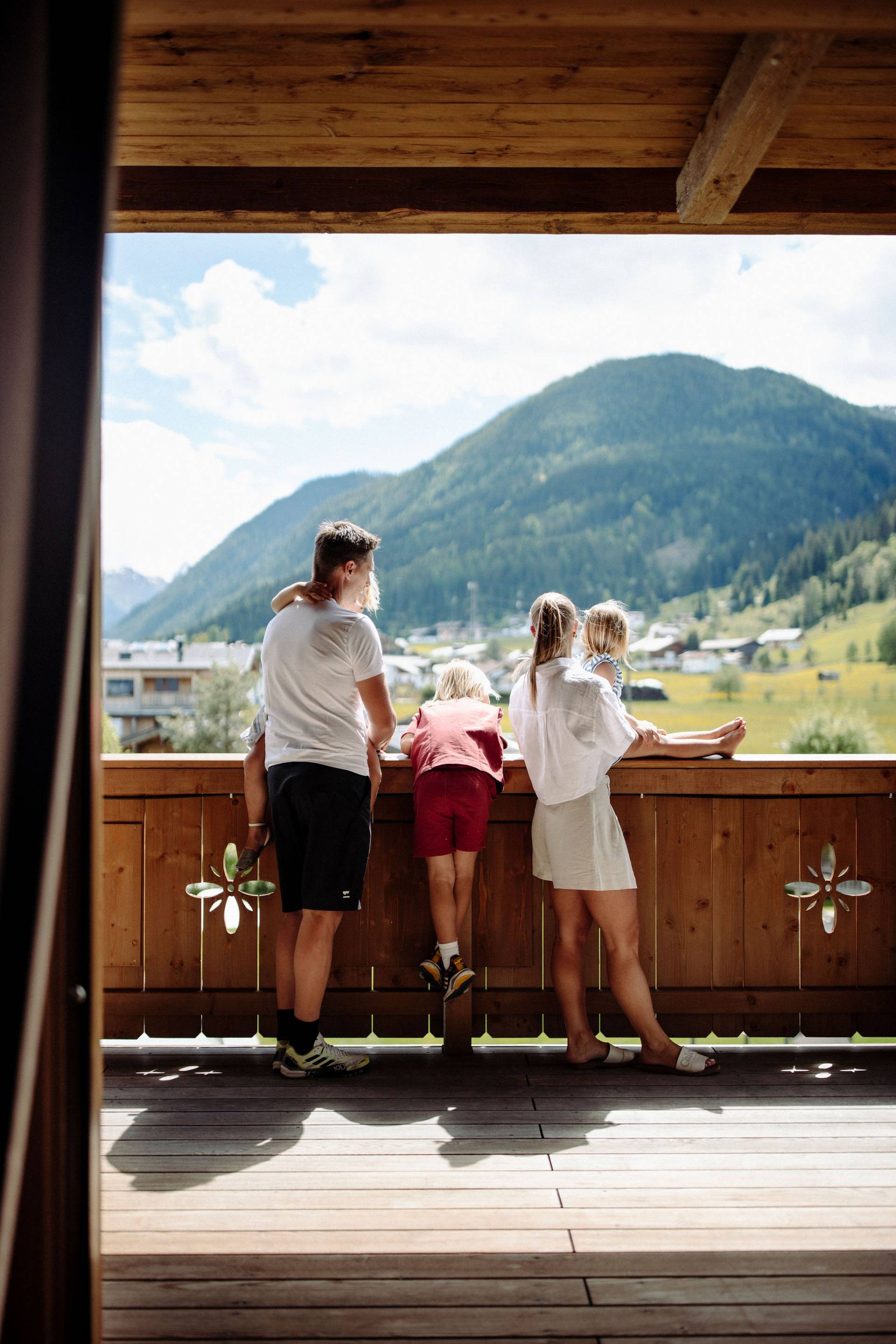 Familie genießt die Aussicht auf die Berge in Flachau