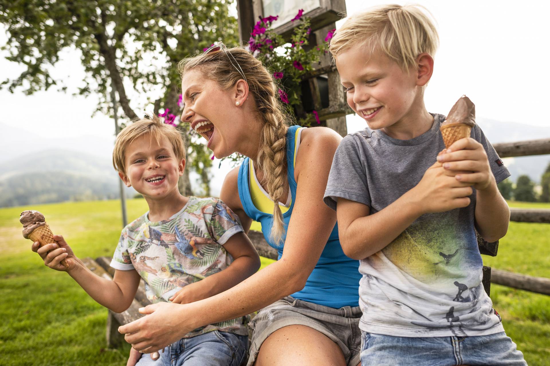 Lachende Familie steht im Kreis - Untersichtperspektive