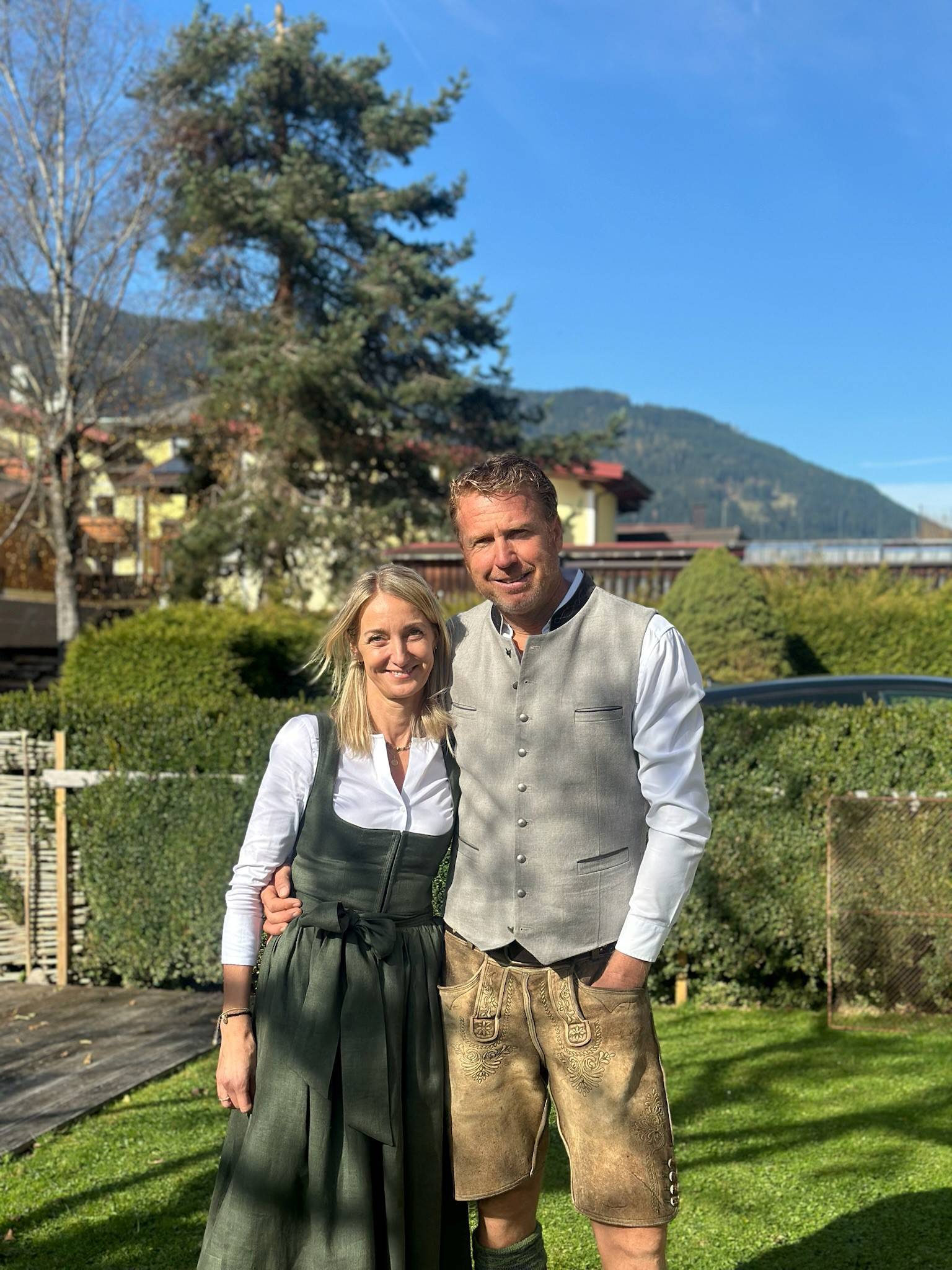 Schwimmteich mit Grünpflanzen im Sonnenschein im Ferienresort Central Flachau
