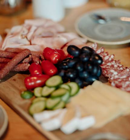 Vesperbrett Jause mit Käse, Wurst und Gemüse im Restaurant Glückskind Ferienresort Central Flachau