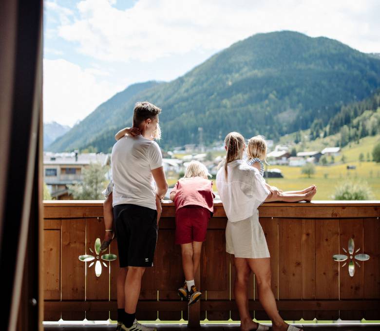 Familie genießt die Aussicht auf die Berge in Flachau