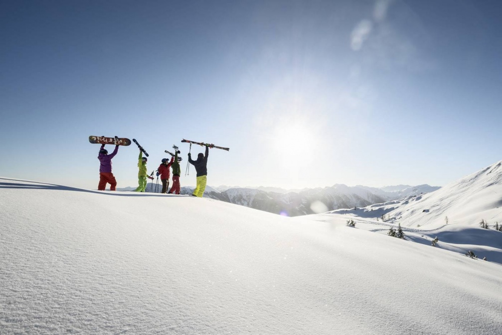 Skifahrer am Gipfel in Flachau