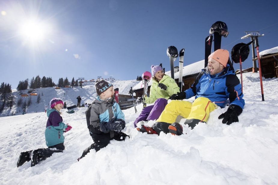 Schneeballschlacht im Skiurlaub in Flachau