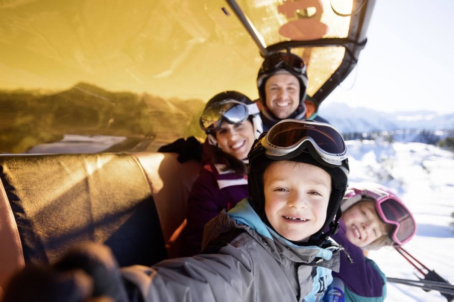Familie im Skilift im snow space Flachau