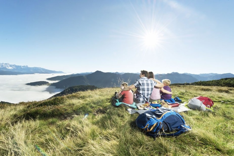 Familie genießt den Ausblick über die Salzburger Berge