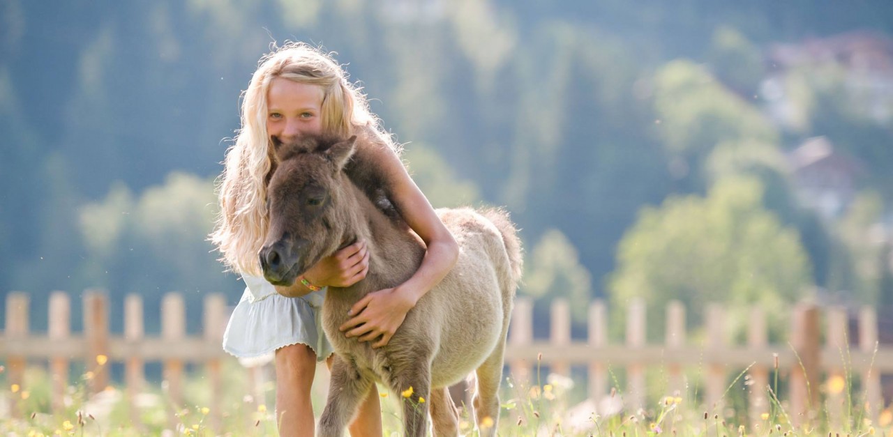 Mädchen mit Pony in Centi's kleiner Farm - dem Streichelzoo und Minibauernhof im Familienhotel