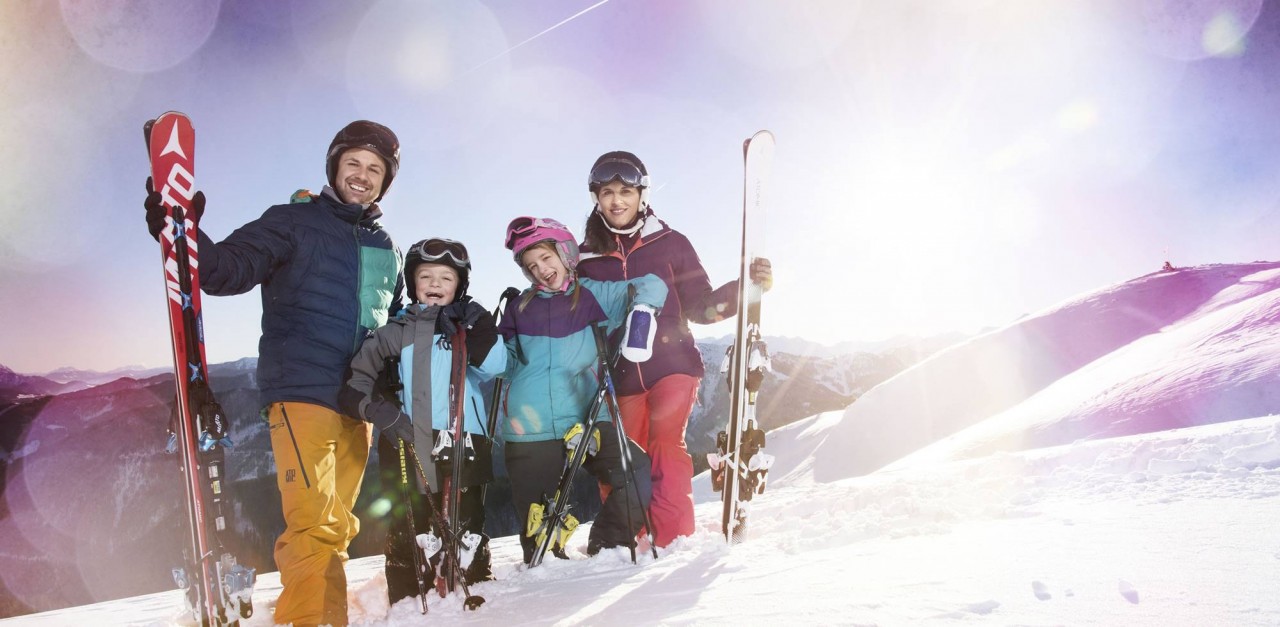 Familie beim Skifahern in Flachau