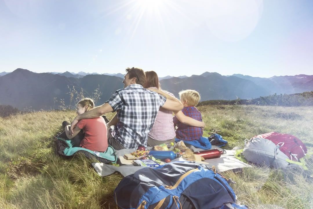 Picknick beim Wandern mit der Familie in Flachau